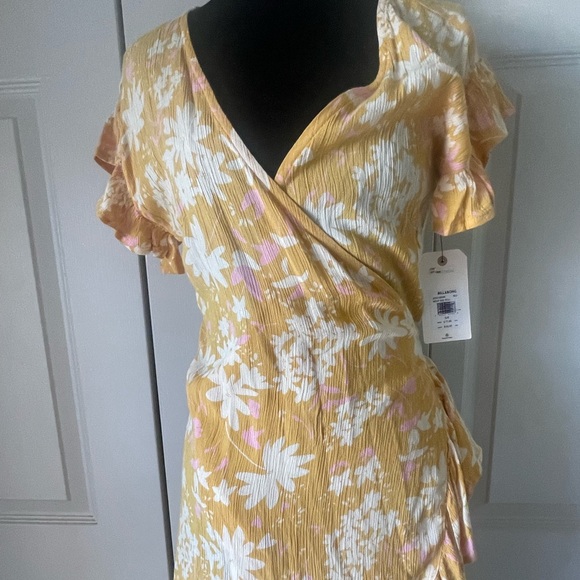 Billabong | Wrap and Roll Dress. Floral. Ruffles. NWT. Size Small. Feminine - Picture 3 of 7